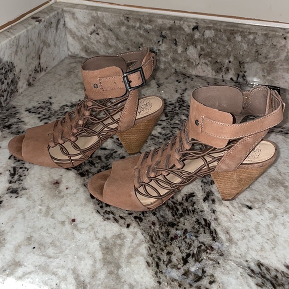 VINCE CAMUTO BOOTIES! Brown leather! Perfect for fall! - Picture 6 of 11